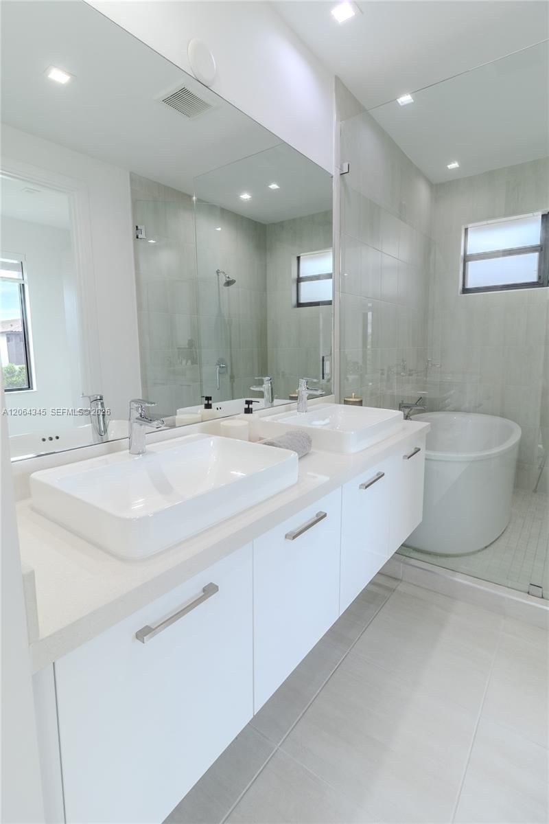 4311 NW 82nd Ave, Doral, FL 33166 Photo