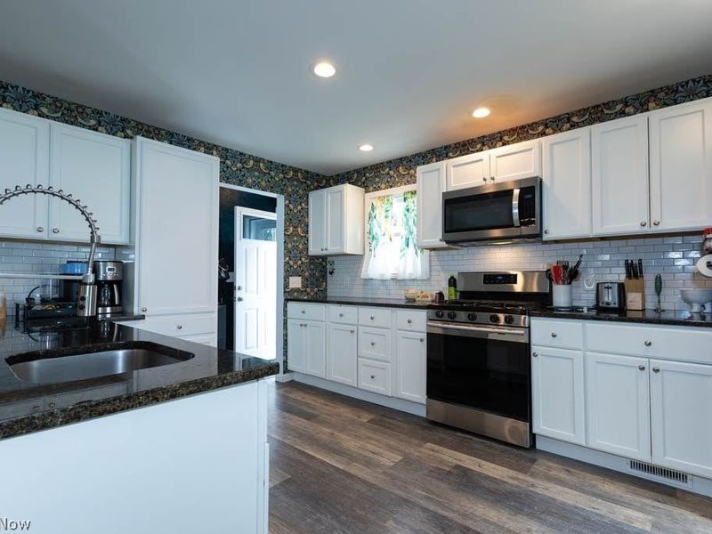472 E 329th Street, Willowick, OH 44095 Photo 8