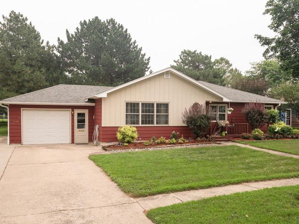 513 DELAWARE AVE NW, Orange City, IA 51041