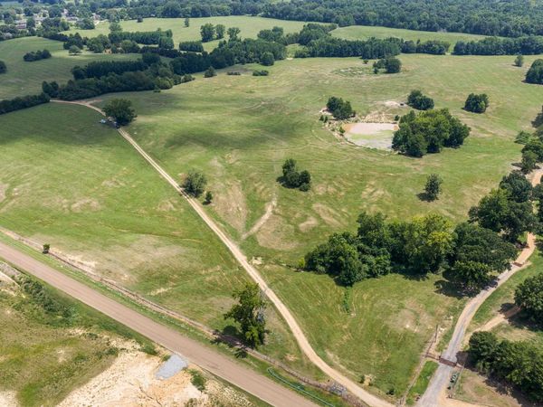 1000 WOOLFOLK RD, Senatobia, MS 38668