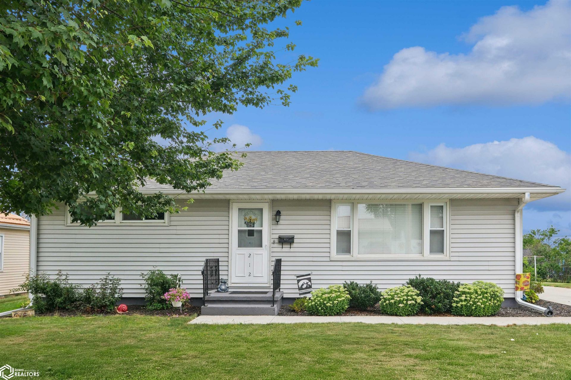212 E Ingledue Street, Marshalltown, IA 50158 Main Photo