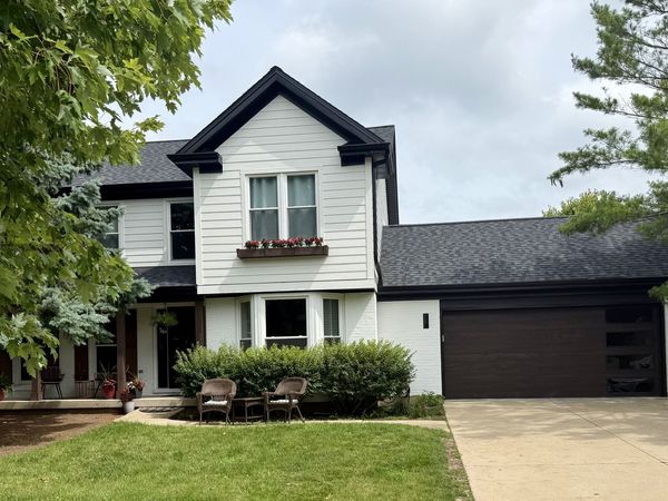 1127 Yorkshire Drive N, Sycamore, IL 60178
