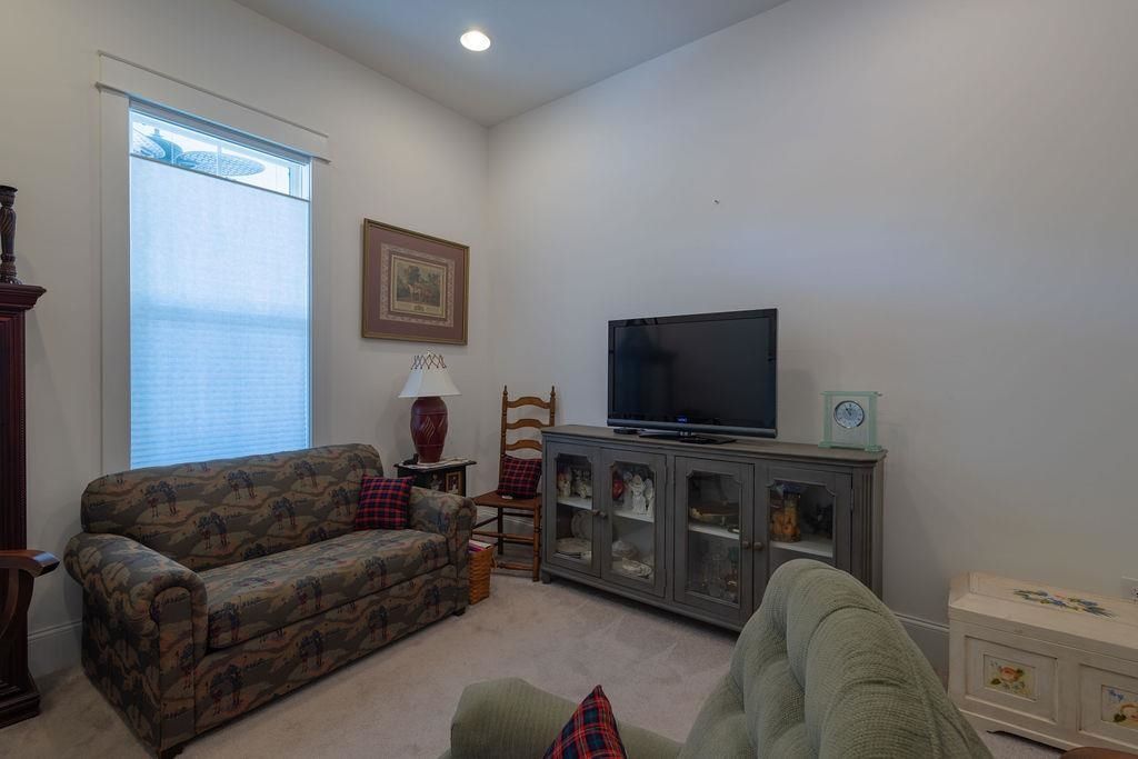 811 Johnson Ave. Photo 10
