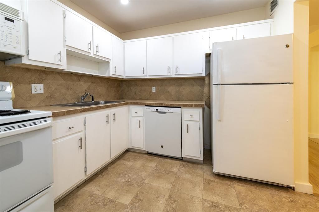 6061 N Falls Cir Drive, Unit 402, Lauderhill, FL 33319 Photo