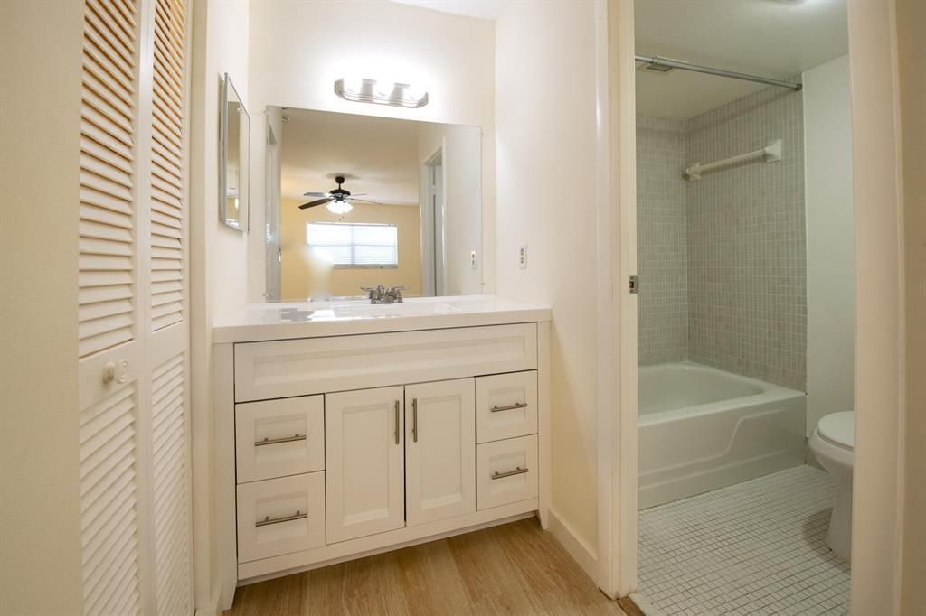 6061 N Falls Cir Drive, Unit 402, Lauderhill, FL 33319 Photo