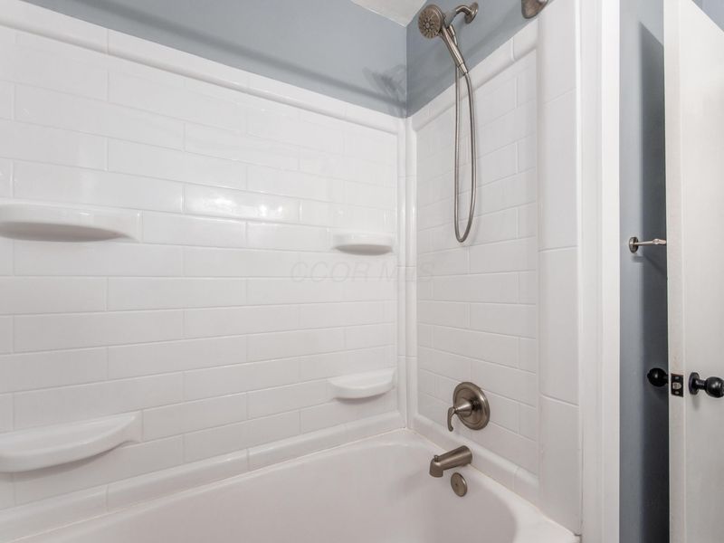 386 Old Village Road, Columbus, OH 43228 Photo 14