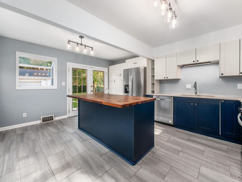 386 Old Village Road, Columbus, OH 43228 Photo 7