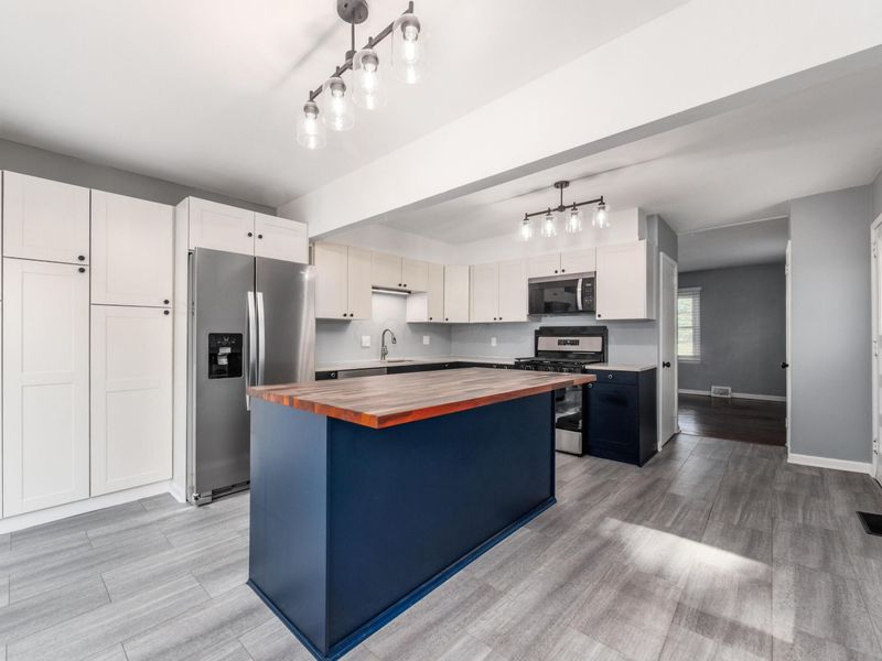 386 Old Village Road, Columbus, OH 43228 Photo 9