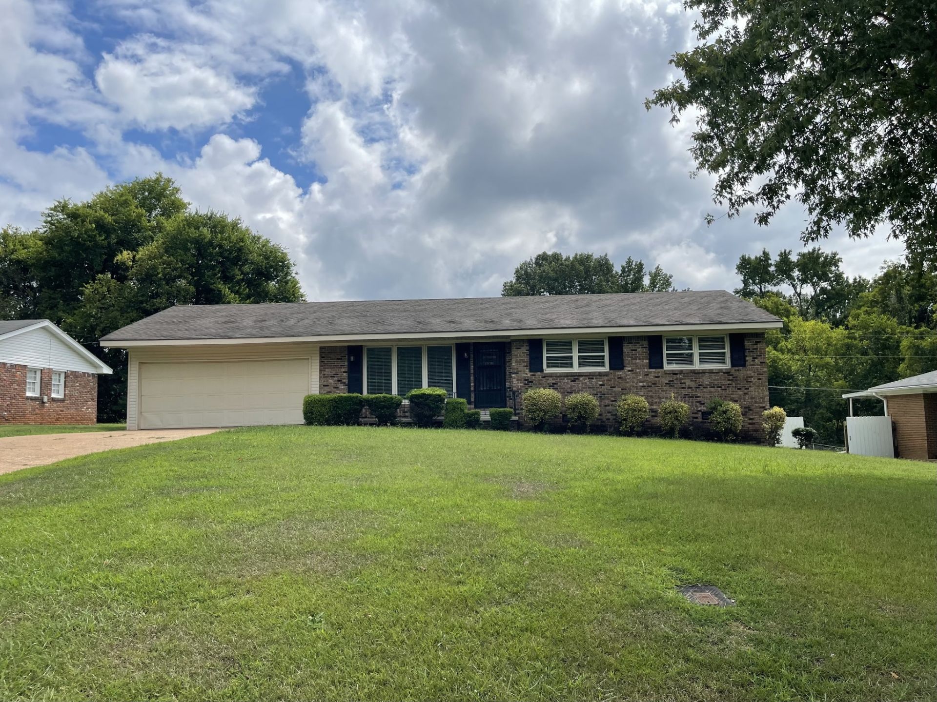 421 E Lakeside Dr E, Florence, AL 35630 Main Photo