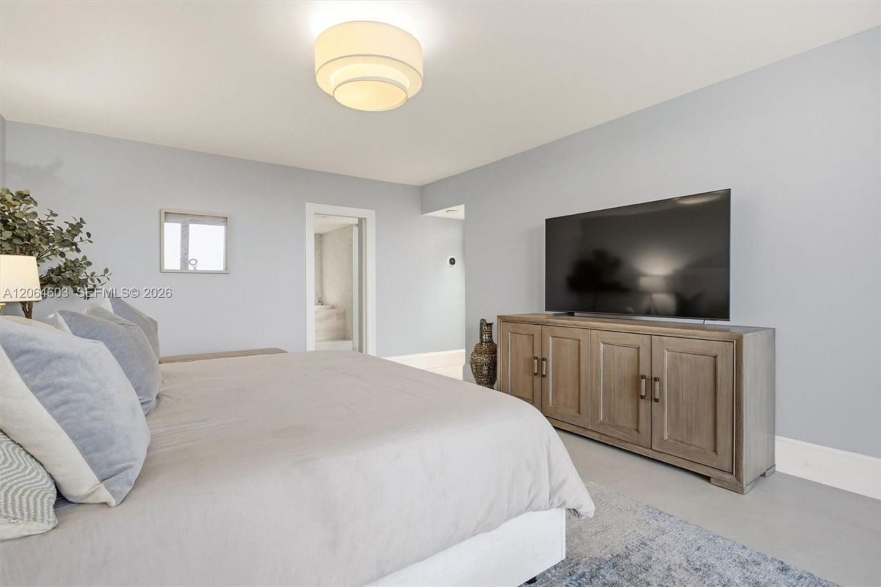 5600 Collins Ave, Unit 15S, Miami Beach, FL 33140 Photo