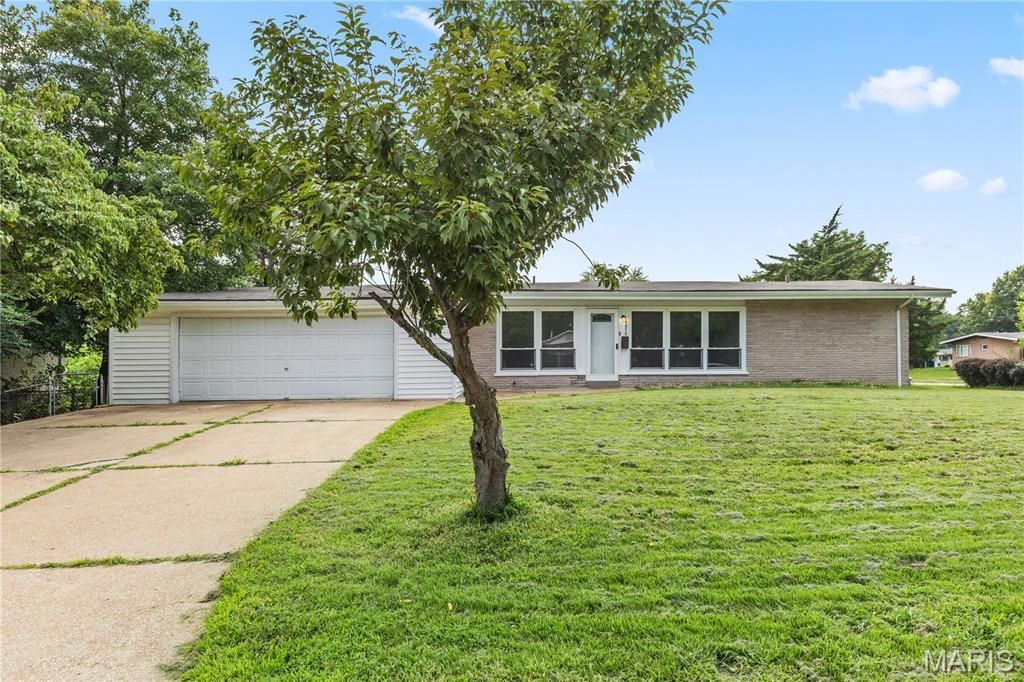1870 Flicker Drive, Florissant, MO 63031 Main Photo