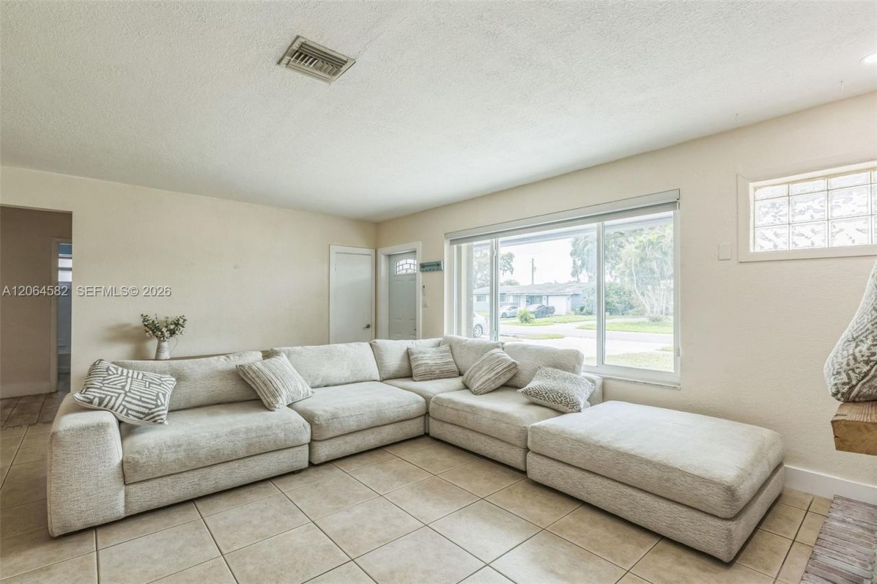 6931 SW 2nd St , Pembroke Pines, FL 33023 Photo