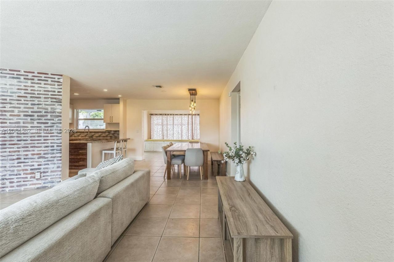 6931 SW 2nd St , Pembroke Pines, FL 33023 Photo