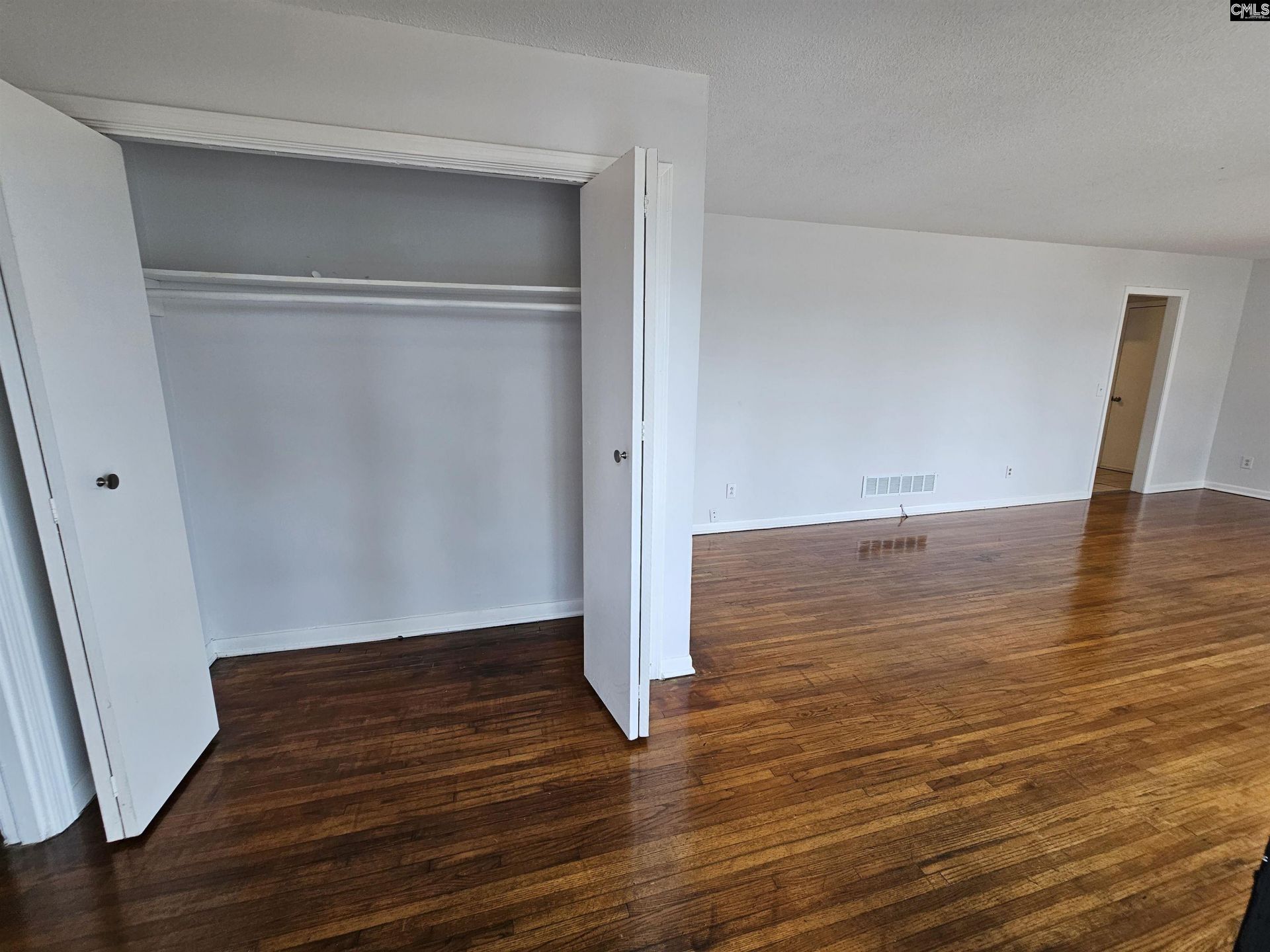 8220 Hunt Club Road  Photo 4