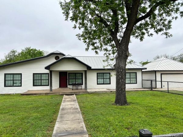 715 N HIGH ST, Uvalde, TX 78801