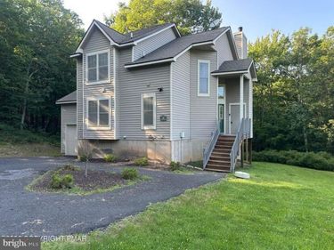 2210 CAMELBACK DRIVE, TANNERSVILLE, PA 18372