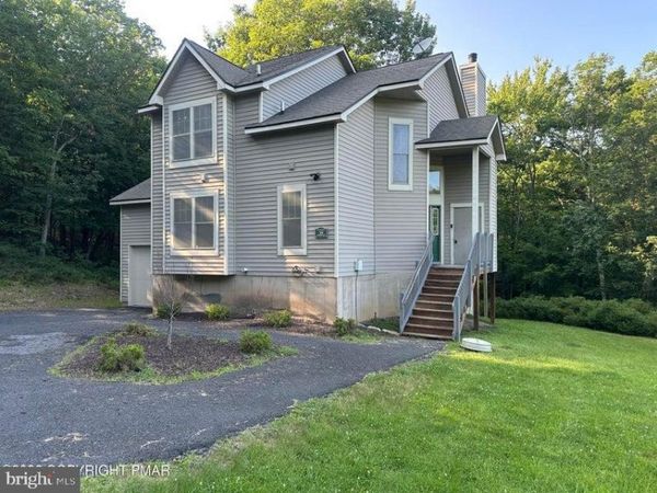 2210 CAMELBACK DRIVE , TANNERSVILLE, PA 18372
