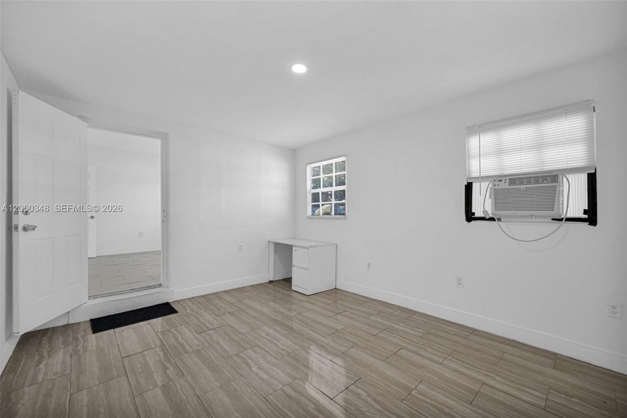 55 NE 165th St , Miami, FL 33162 Photo