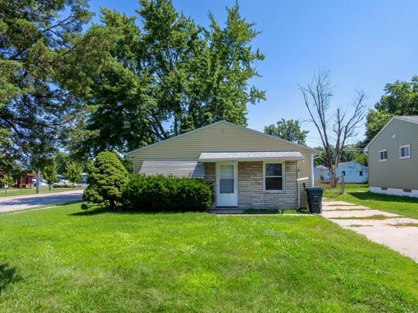 2525 N Fairmount Street , Davenport, IA 52804