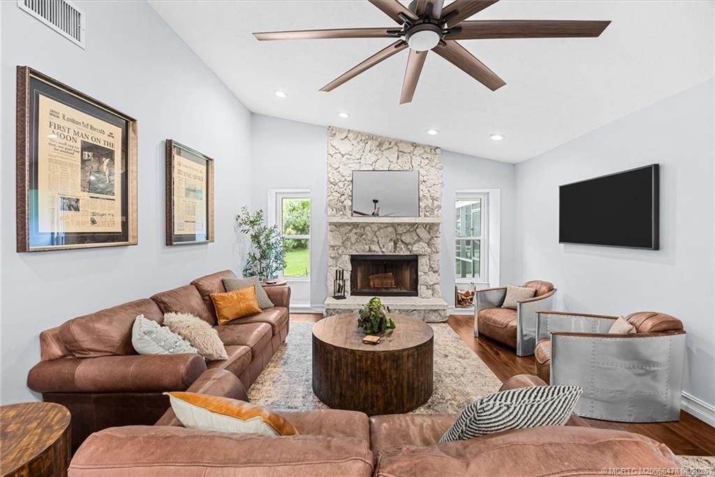366 NE Ficus Terrace, Jensen Beach, FL 34957 Photo