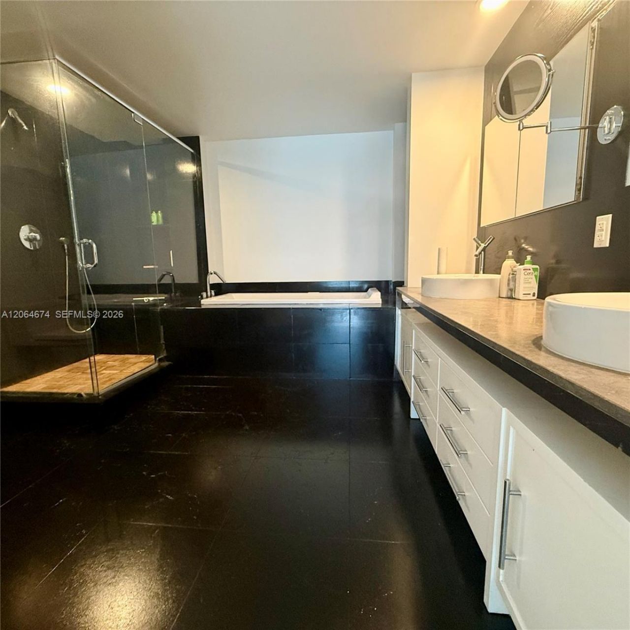 475 Brickell Ave , Unit 1609, Miami, FL 33131 Photo