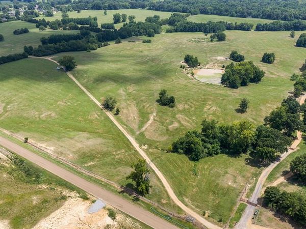 1000 Woolfolk Road, Senatobia, MS 38668