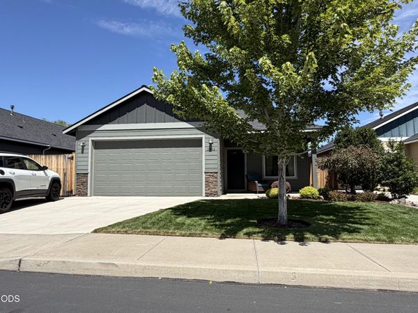 2955 NW Hemlock Lane, Redmond, OR 97756