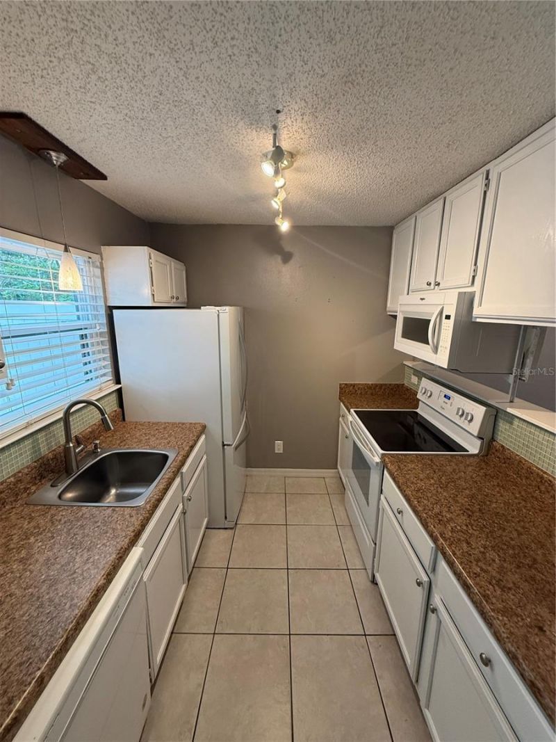 2302 Maki Road, Unit 40, Plant City, FL 33563 Photo