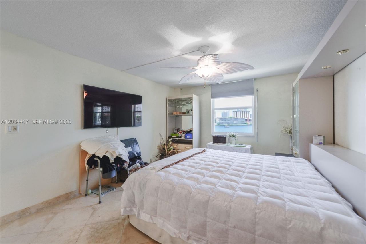 430 Golden Isles Dr, Unit 306, Hallandale Beach, FL 33009 Photo