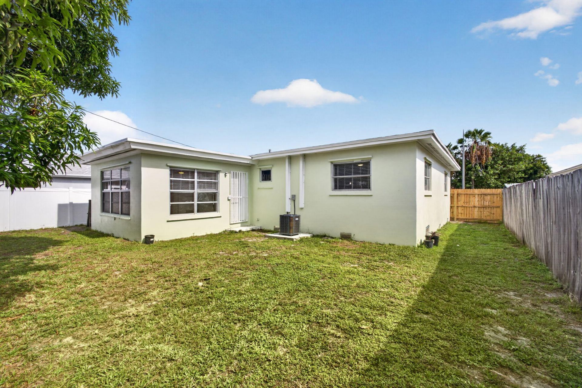1547 W 10th Street, Riviera Beach, FL 33404 Photo
