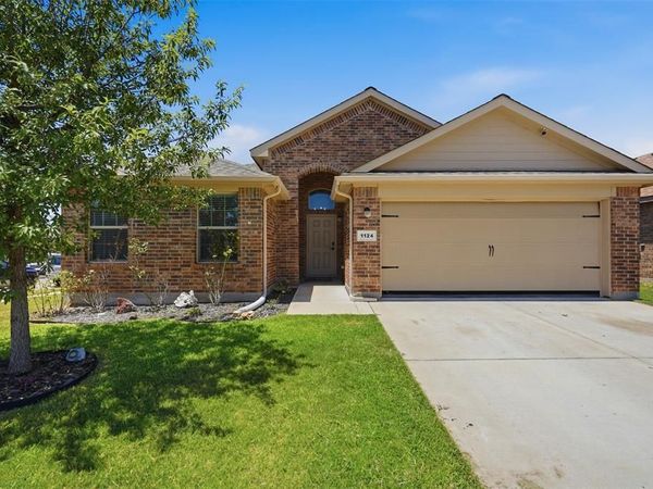 1124 Autumnwood Drive, Azle, TX 76020