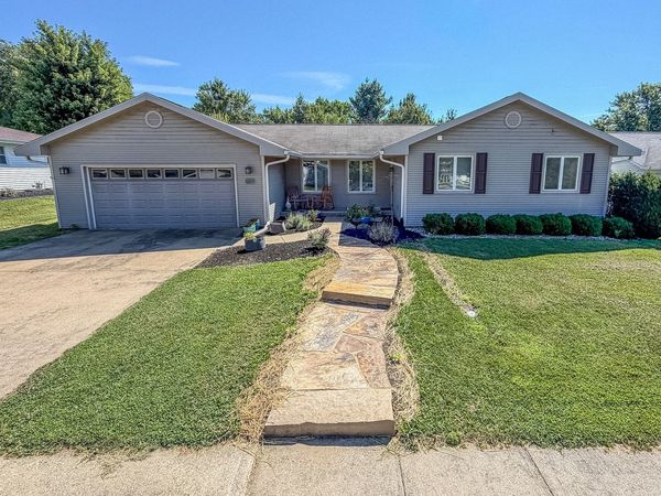 2235 Eden Drive, Charleston, IL 61920