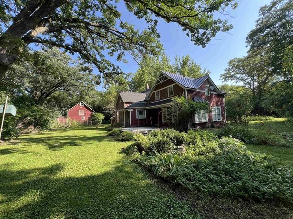 825 BALLARD STREET, Waupaca, WI 54981