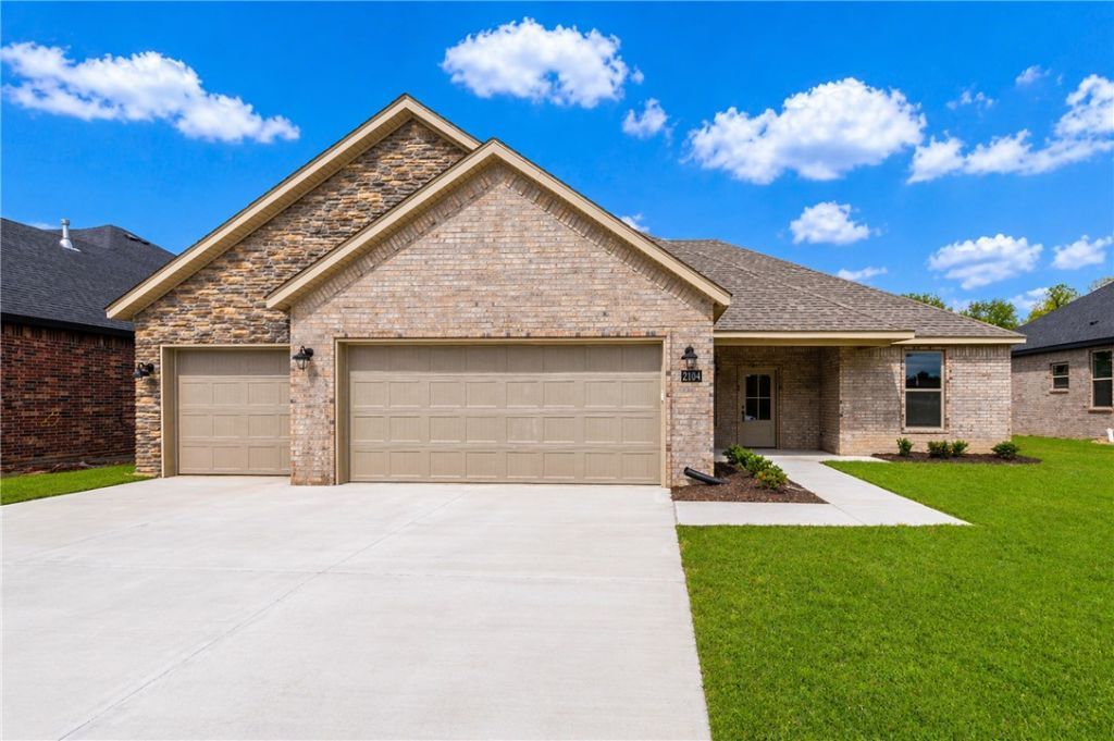 2104 N Dagan Street, Siloam Springs, AR 72761 Main Photo