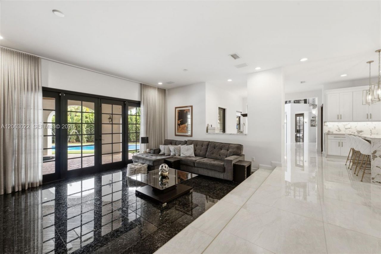 8215 Grand Canal Dr, Miami, FL 33144 Photo