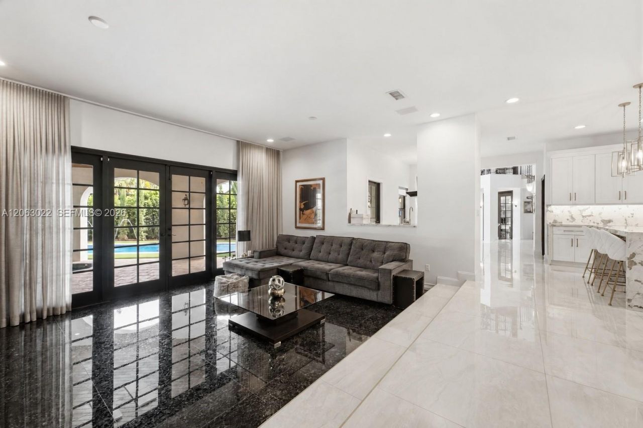 8215 Grand Canal Dr, Miami, FL 33144 Photo