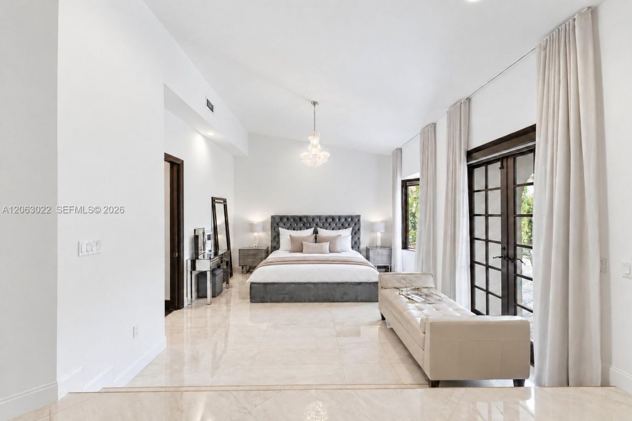 8215 Grand Canal Dr, Miami, FL 33144 Photo