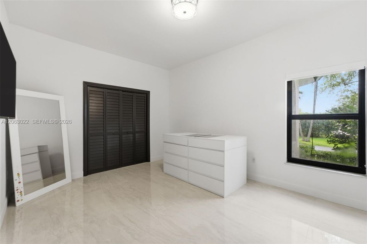 8215 Grand Canal Dr, Miami, FL 33144 Photo