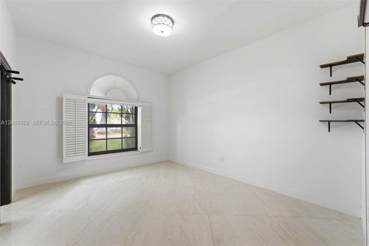 8215 Grand Canal Dr, Miami, FL 33144 Photo