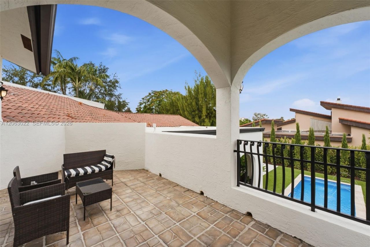 8215 Grand Canal Dr, Miami, FL 33144 Photo