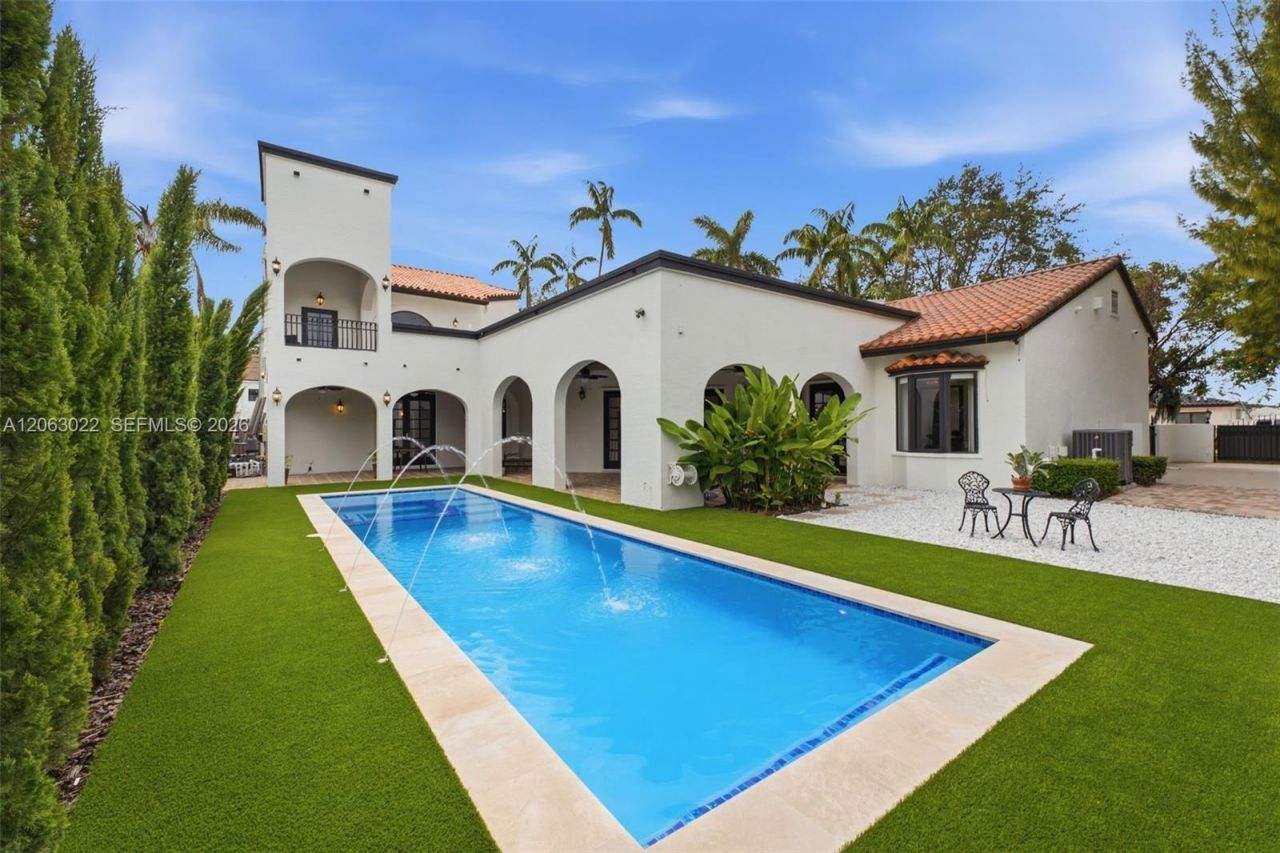 8215 Grand Canal Dr, Miami, FL 33144 Photo