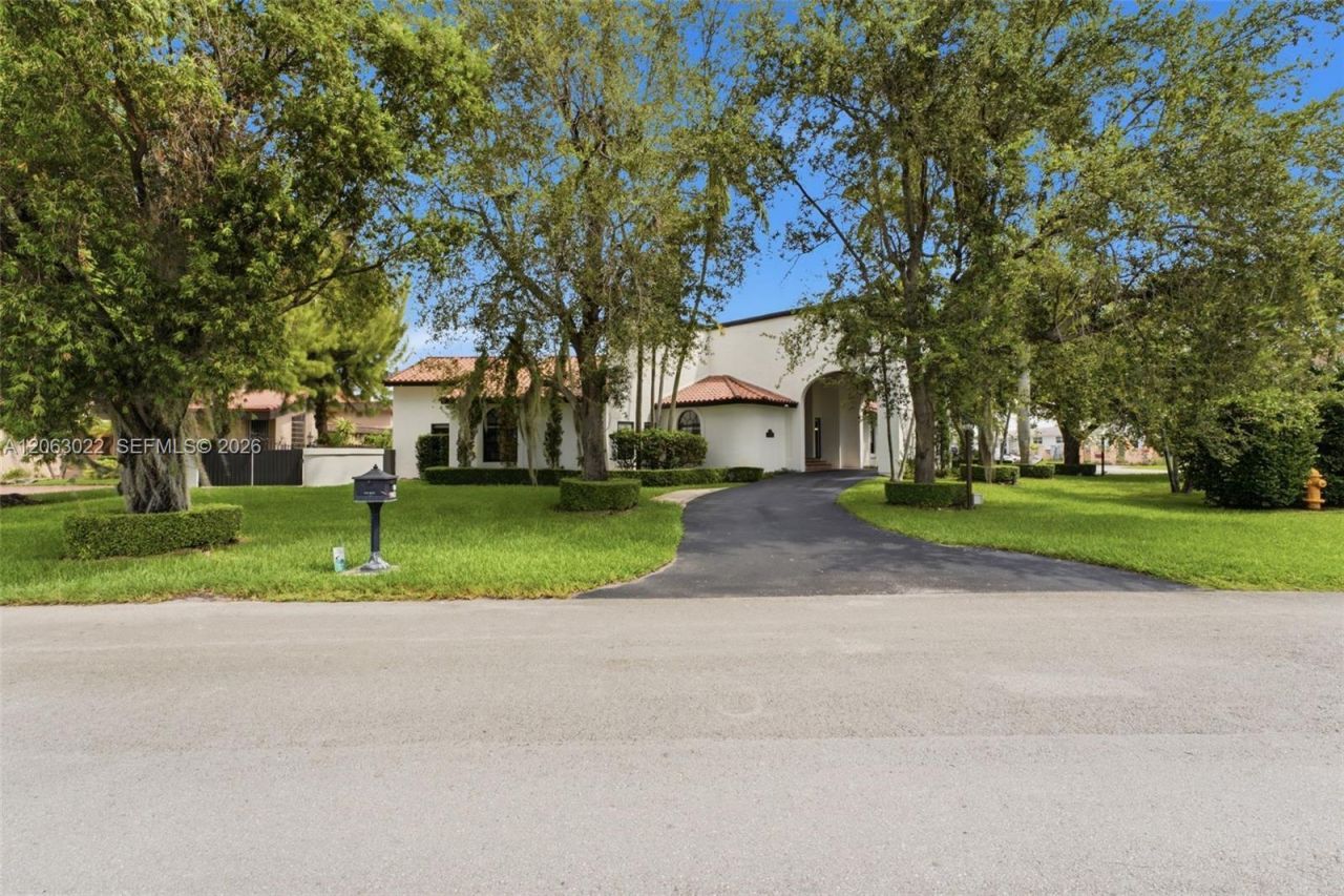 8215 Grand Canal Dr, Miami, FL 33144 Photo