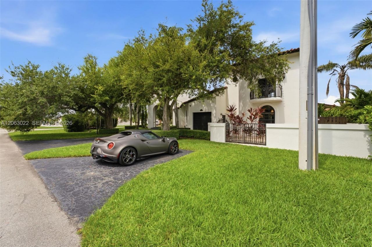 8215 Grand Canal Dr, Miami, FL 33144 Photo