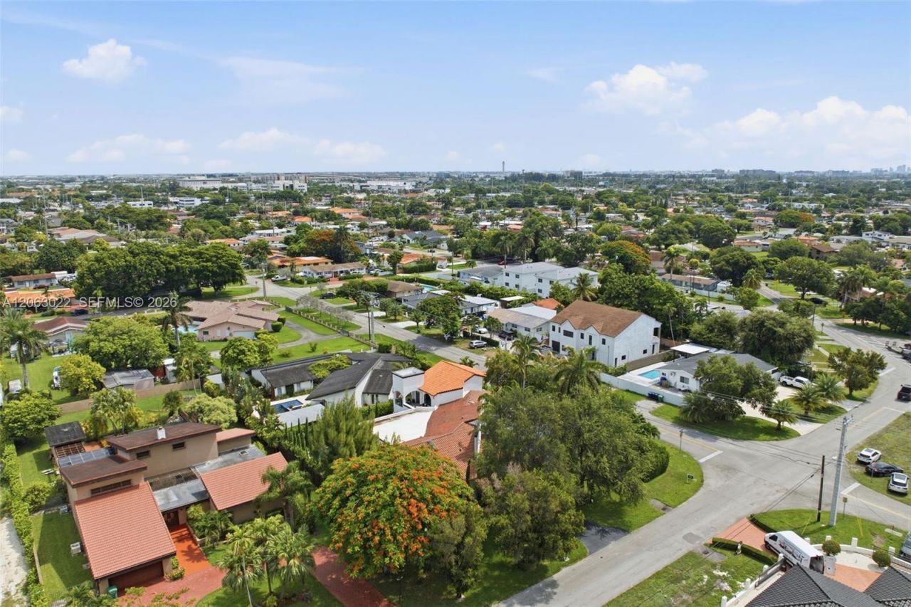 8215 Grand Canal Dr, Miami, FL 33144 Photo
