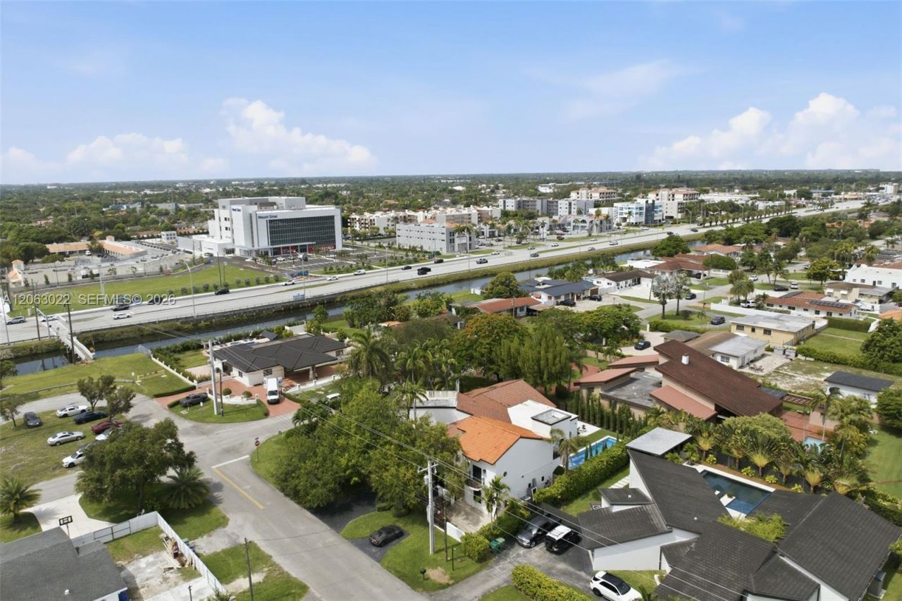 8215 Grand Canal Dr, Miami, FL 33144 Photo