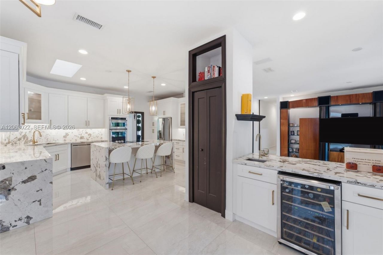 8215 Grand Canal Dr, Miami, FL 33144 Photo