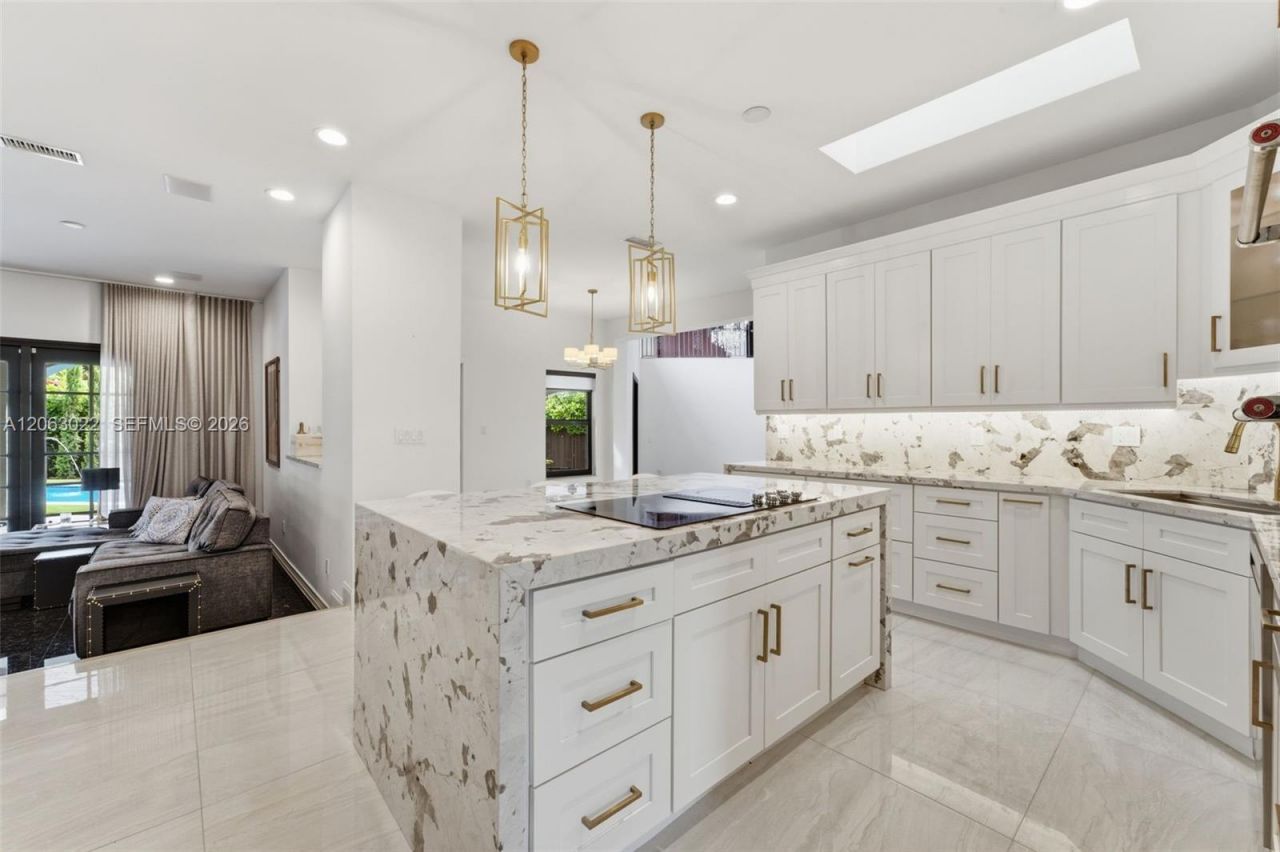 8215 Grand Canal Dr, Miami, FL 33144 Photo