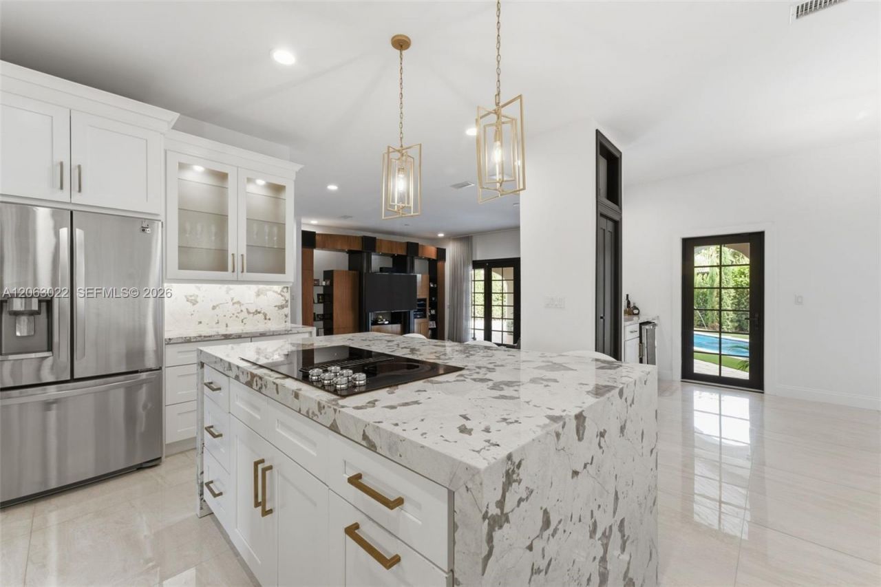 8215 Grand Canal Dr, Miami, FL 33144 Photo