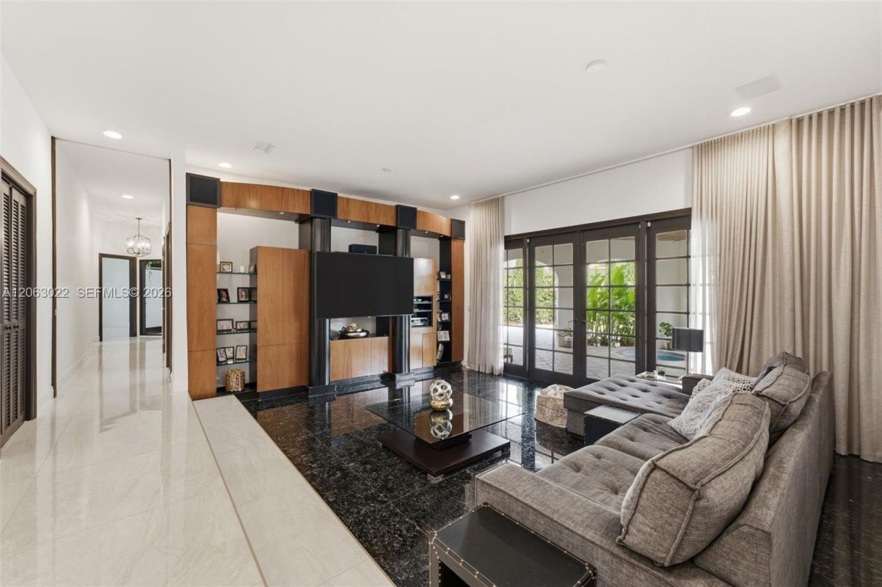 8215 Grand Canal Dr, Miami, FL 33144 Photo