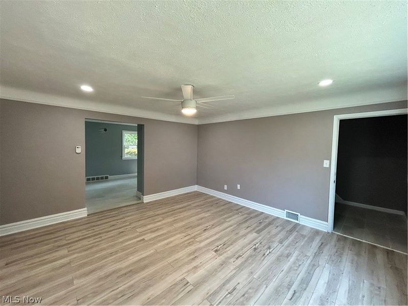 201 W Glendale Street , Bedford, OH 44146 Photo 5